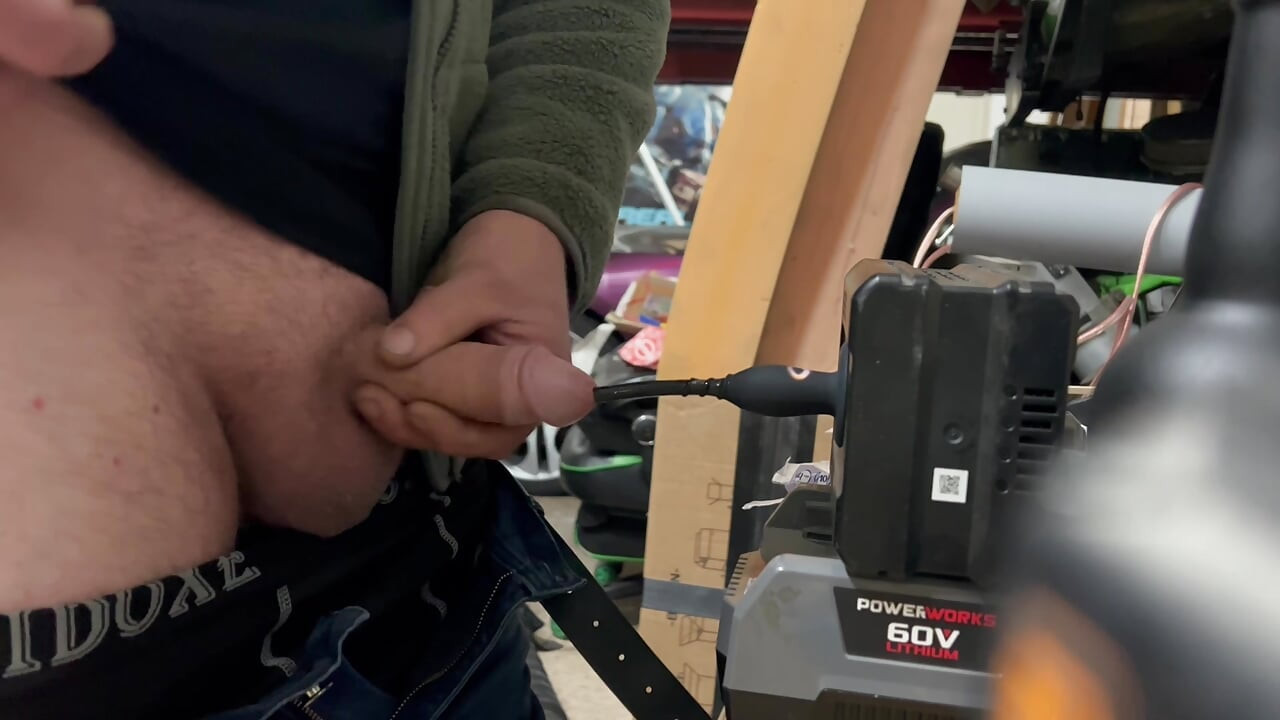 Estrema masturbazione in silicone vibrante da 30 cm in garage