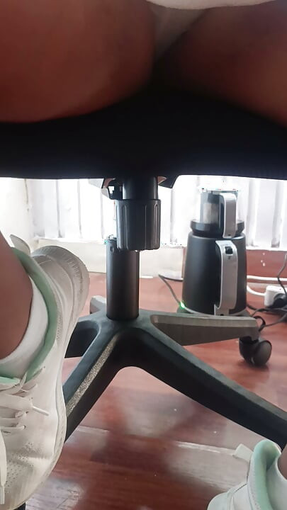 Sekreterim beni ofiste azdırıyor.