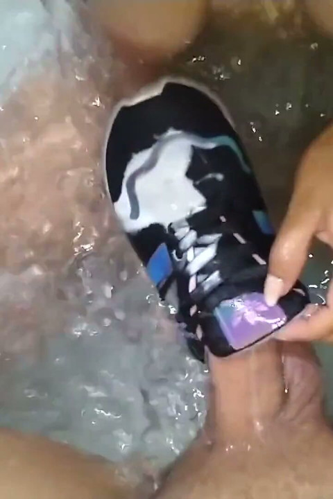 Sexy latinská děvka dělá masturbační povzbuzení s footjobem a shoejobem ve vířivce