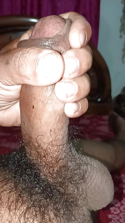 فتى هندي ديسي لعمل يدوي في الفيديو
