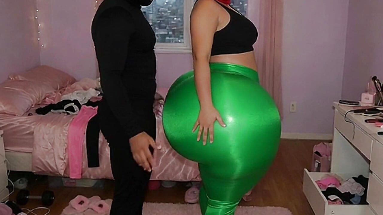 Meisje met dikke kont in strakke groene legging wordt hard geperst in de kamer