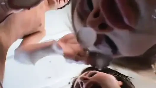 Ебарю отсасывают хуй две молодые шалавы