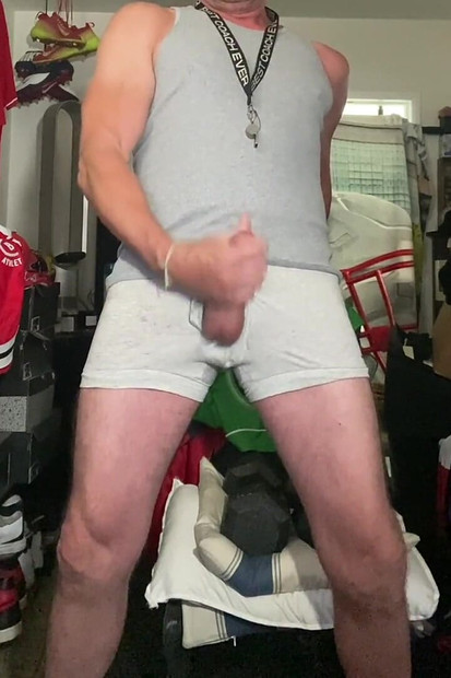Jockdad87はグレーの下着で角を張っています