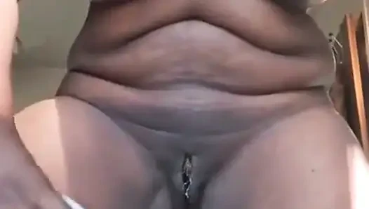 Madeleine Rose играет с писсингом в домашнем видео