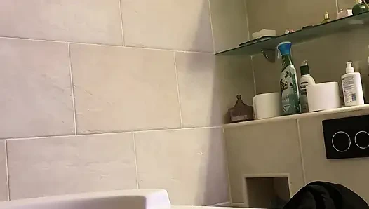 Das Warme Wasser Lässt Meine Nippel Hart Werden