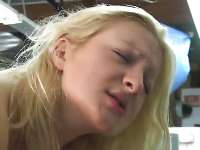 Gagica blondă dulce are parte de o stâlpă uriașă lungă în pizdă
