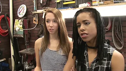 Zwei interracial lesben werden in der garage verspielt