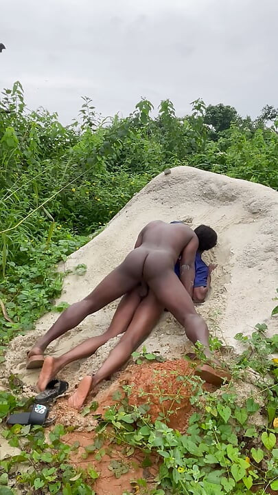 Two big Africans daddies fuck a young twinks outdoor
