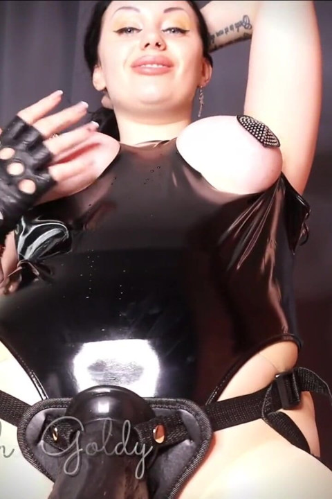 เลียถุยน้ําลาย สําลัก ดูด เลีย และจูบควยปลอมของกู สาวร่าน! แสดงให้ฉันเห็นว่ามึงเป็นนักดูดควยร่านโง่ๆ แค่ไหน!