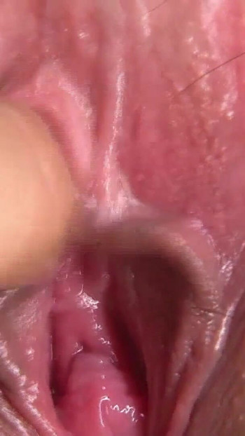 Snažan trenutak iz "Ja sam azijska seks igračka svog muža - trojka s eksplozijom sperme u mojoj pički, creampie"