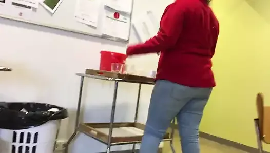 Thick mature woman at work