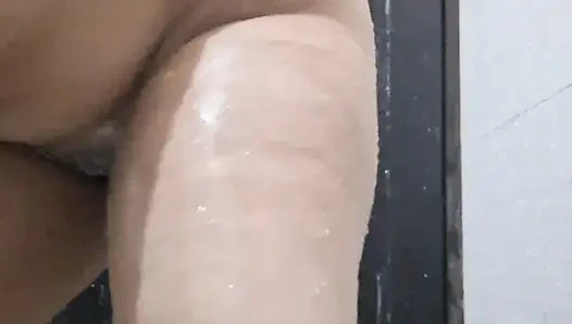 Jari kanan seksi panas di pemandian keras anal