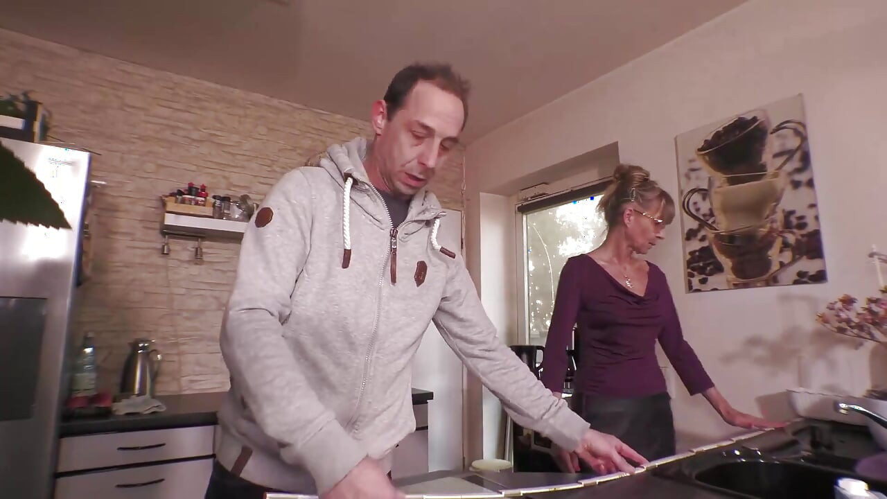 Le darò ciò di cui ha bisogno! Una troia arrapata mangia sborra!