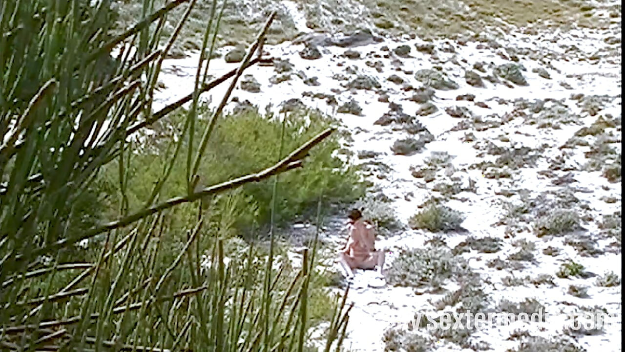MILF Sexy Desnuda En La Playa Nudista