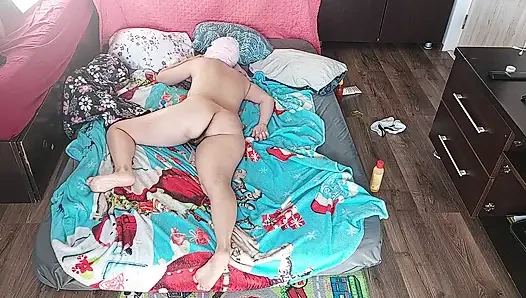 Ateşli amatör bir çiftin vücuda yağ ile şehvetli masajı.