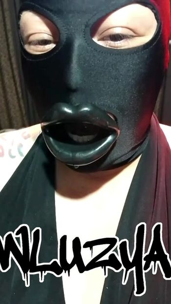 Sexy bbw met masker en plastic lippen