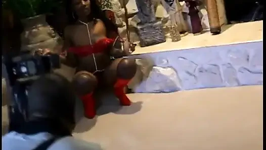 Zenci hatunların bts sahnesi poz yapmayı, konuşmayı ve sapık lezbiyen şeyleri seviyor - kamera arkası