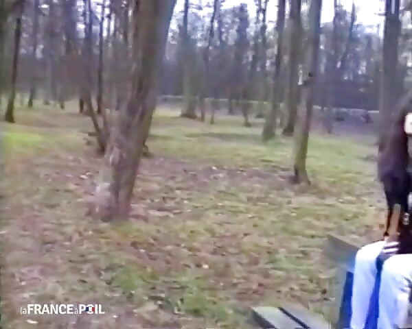 Mladá žena v plné bezduchosti oslovená naším casteurem v parku.