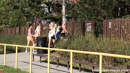 Gang bang lesbian yang sporty