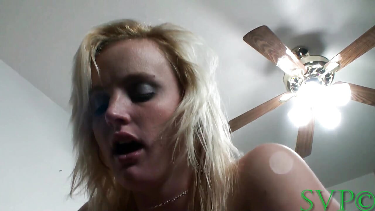 Schöne ex-marine macht ihr erstes porno-video