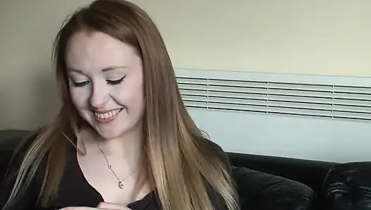 Azgın üvey kız kardeş yatakta üvey erkek kardeşinin yarağını emiyor ve sikişiyor