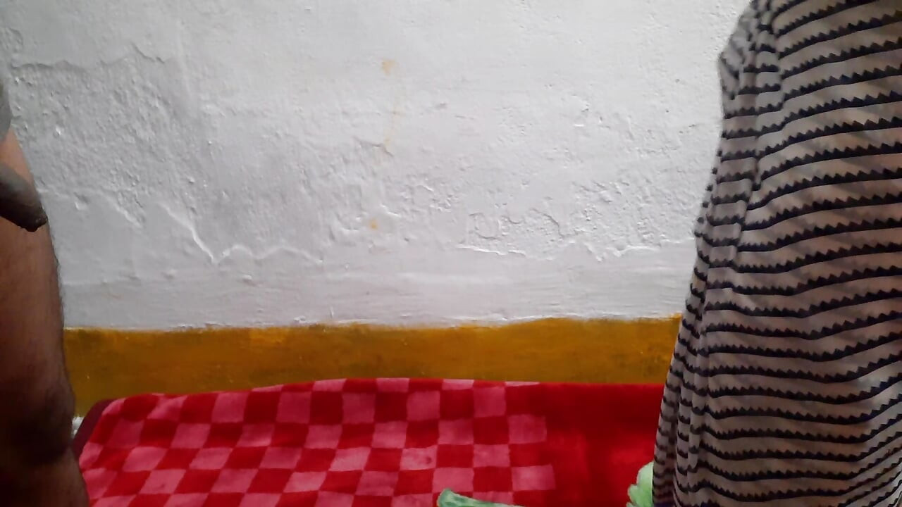 Scopa la bocca e la figa della cameriera