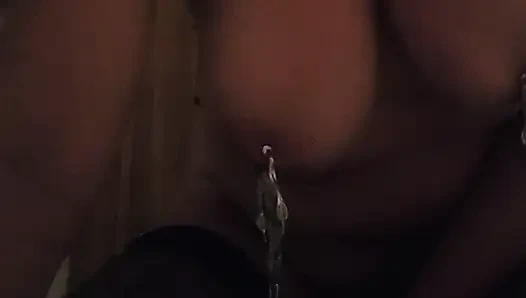 Schmerzschlampe: Nippelgewichte, muschiklemmen. Mit einem zauberstab bis zum orgasmus spielen.