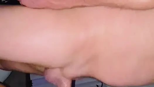 Üvey babanın büyük götlü yarağına duman üflüyor