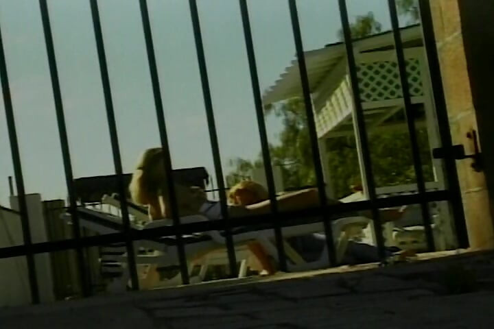 Platynowe blondynki loszki cieszą się lesbijską akcją na świeżym powietrzu