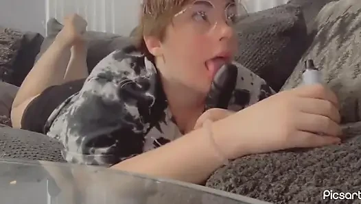 Netflix и Chill; Курящая минет