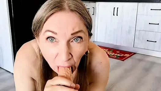 Olgun üvey anne seninle ateşli seks yapıyor