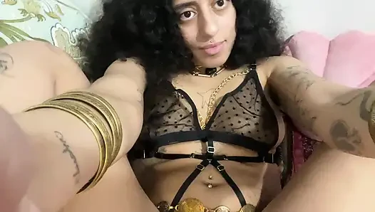 Memek berbulu basah dengan dua dildo