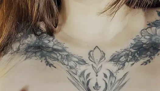 Tätowierte Brünette Neckt Asiatische Schönheit, Unterarm Und Dekolleté Fokus