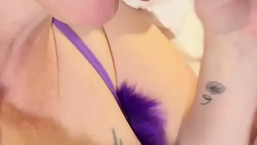 Güzel olgun evli kadın sakso çekiyor ve diline boşalıyor