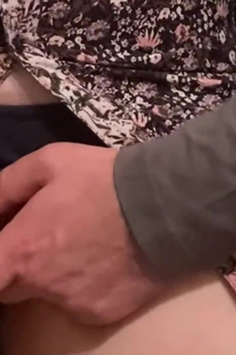 Ông già biến thái cọ xát âm hộ của sinh viên trong xe buýt thành phố