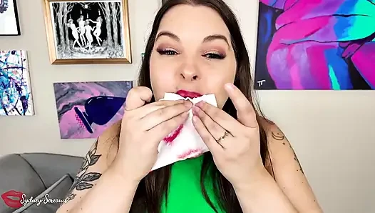Lagi asik menguji lipstikku sama kamu