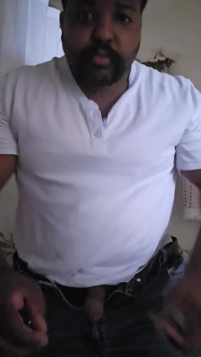 需要开始在我的视频中舔舐，所以我不必把坚硬的鸡巴塞进裤子