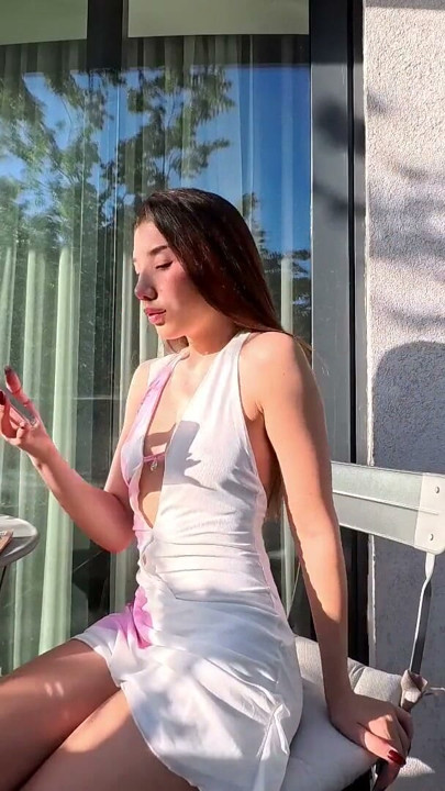 O fată minunată frumoasă într-o rochie de vară fără chiloți pe balcon își arată pizda strâmtă rasă vecinilor | Clip 2