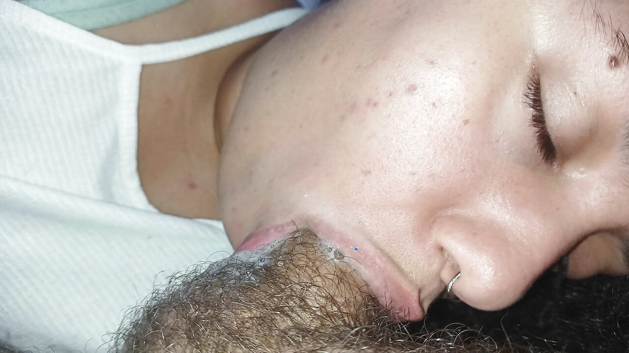 GIERIG GLEITET SIE MIT IHREN GROSSEN, VOLLEN LIPPEN AUF DEN SCHWANZ DES CUCKOLDS