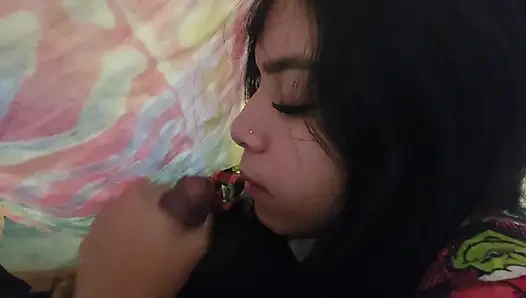 Сара Соди сосёт его член под одеялом, а затем просит член на четвереньках