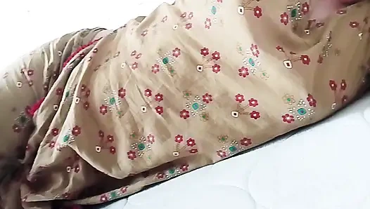 Güzel evli kadın göğüslerini gösteriyor ve büyük uzun yarağa ihtiyacı var