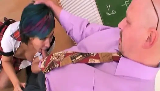 Genç vahşi küçük sürtük sınıfta sikiliyor