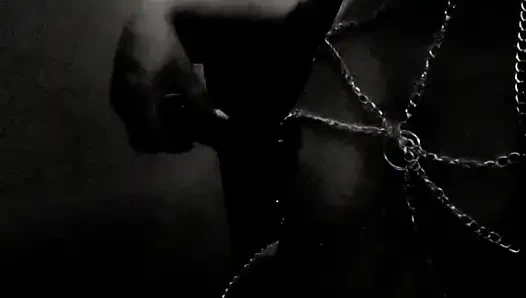 Menggoda dan memikat