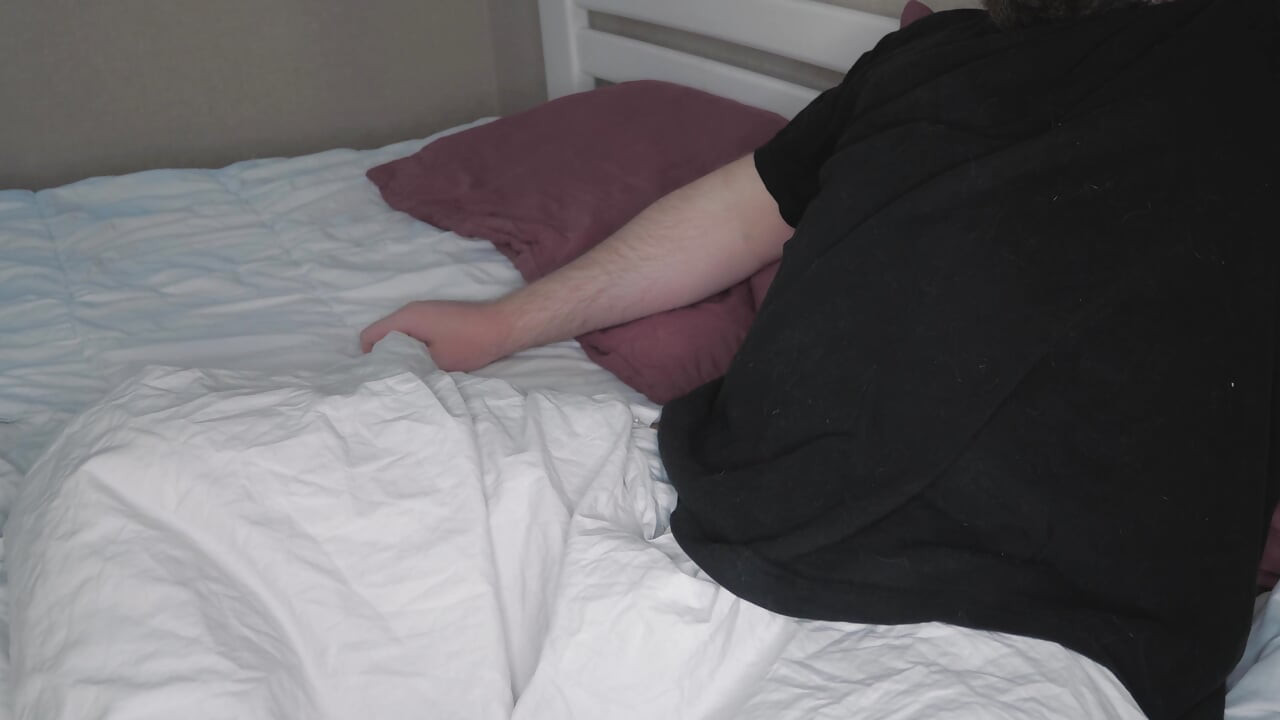 Jeg knepper i hemmelighed min stedmor dybt i halsen og håber, at hun ikke vil bemærke det, mens hun hviler på mit skød