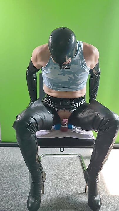 Deepthroat menunggang dildo keras dalam but tinggi peha