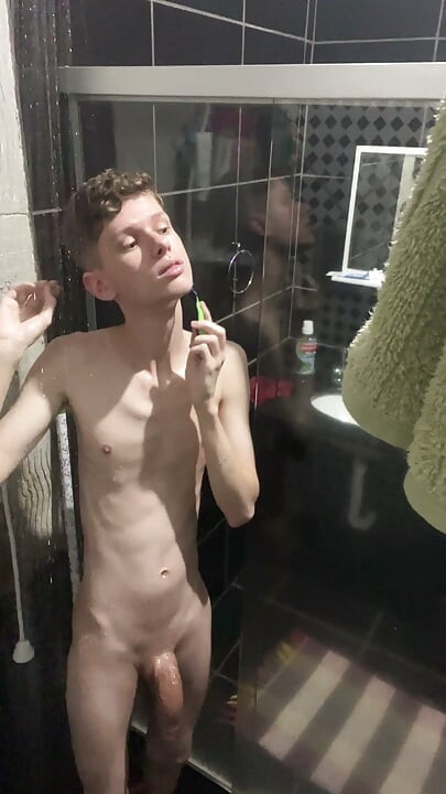 En twink der viser sin krop og er nøgen i brusebadet