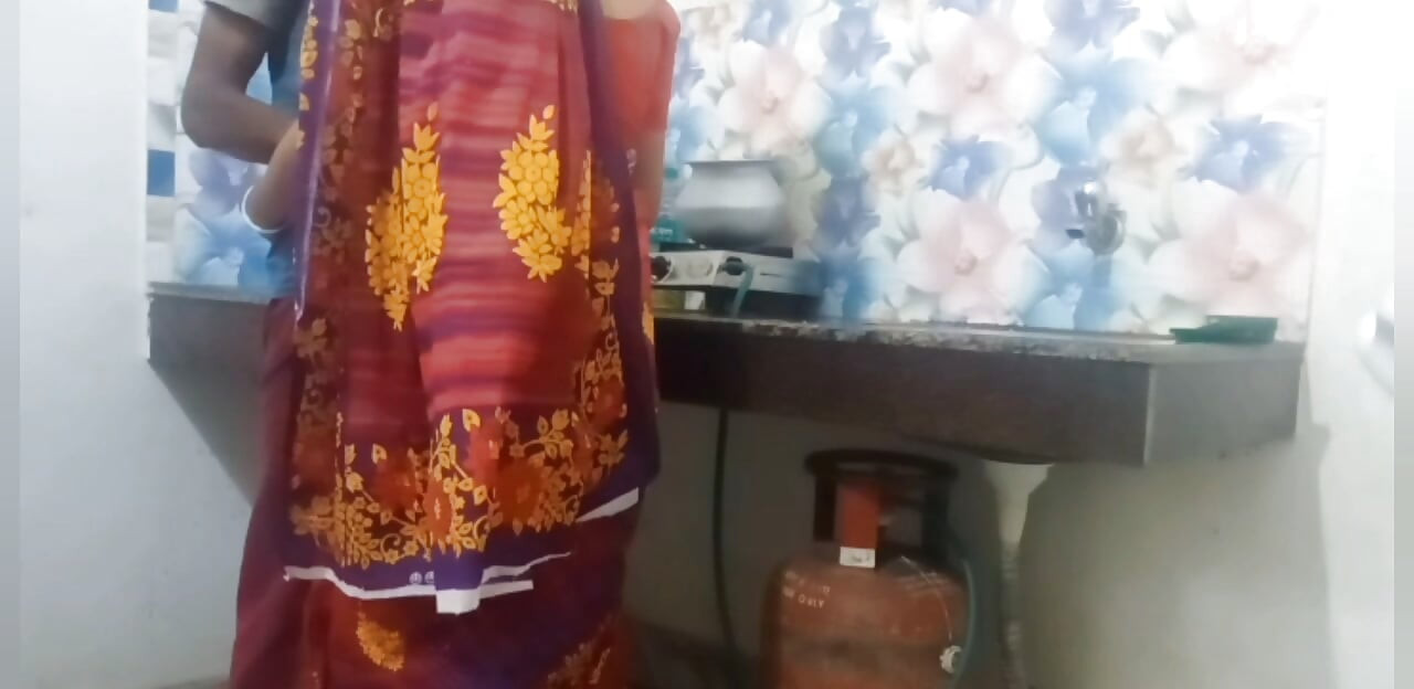 बड़े स्तनों वाली भाभी को उसके देवर द्वारा किचन में जाता है।
