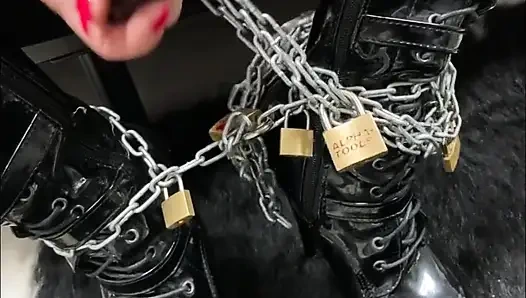 Yüksek topuklu ve zincirli lateks hizmetçi servisi