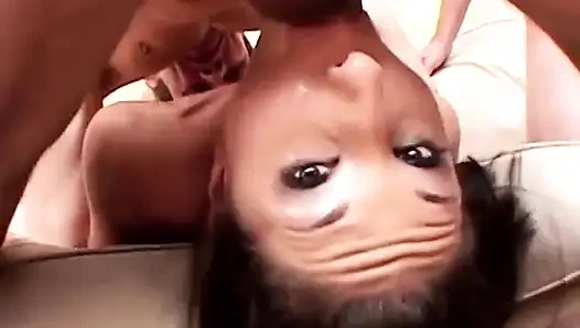Cewek semok latina rambut cokelat nyepong 4 tiang dan telan sperma