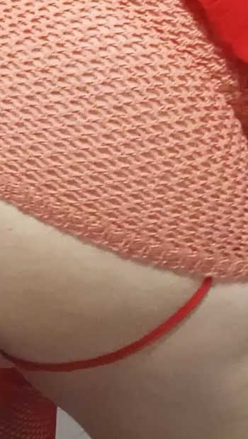 Mi falda rosa deja escapar a mi culo que recibe esa hermosa verga.